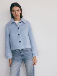 Krótka kurtka z wełną - jasnoniebieski. Niebieskie kurtki damskie Reserved, l, bez wzorów, z tkaniny, bez kaptura. W wyprzedaży za 219.99 zł.