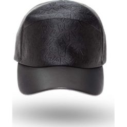 Czarna czapka z daszkiem we wzór. Czarne czapki z daszkiem damskie Emporio Armani, z aplikacjami, ze skóry ekologicznej. Za 351.60 zł.