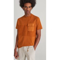 T-shirt z kieszenia - Brązowy. Brązowe t-shirty damskie Reserved, l, bez wzorów, bez kołnierzyka. Za 29.99 zł.