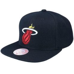 Czapka z daszkiem męska do koszykówki Mitchell & Ness NBA Miami Heat czarna. Czarne czapki męskie Mitchell & Ness, bez wzorów, sportowe. Za 169.35 zł.