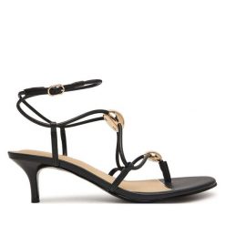 Sandały Guess. Czarne sandały damskie Guess, z aplikacjami, bez obcasa, na szpilce. Za 494.99 zł.