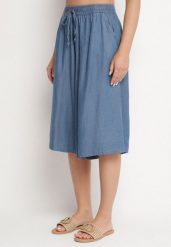 Niebieskie Bawełniane Szorty Bermudy o Szerokim Kroju z Ozdobnym Wiązaniem Falpio. Niebieskie szorty damskie Born2be, bez wzorów, z bawełny, eleganckie. Za 39.99 zł.