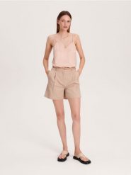 Szorty z paskiem z imitacji skóry - beżowy. Brązowe szorty damskie Reserved, bez wzorów, z bawełny. W wyprzedaży za 39.99 zł.