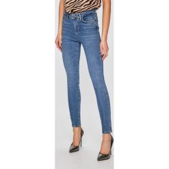 Guess Jeans - Jeansy 1981. Niebieskie jeansy damskie Guess Jeans, z podwyższonym stanem. W wyprzedaży za 299.90 zł.