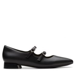 Półbuty Clarks. Czarne półbuty damskie Clarks, bez wzorów, bez obcasa, na płaskiej podeszwie. Za 219.99 zł.