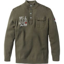 Sweter ze stójką Regular Fit bonprix ciemnooliwkowy. Zielone swetry męskie bonprix, m, z aplikacjami, bez kołnierzyka. Za 59.99 zł.