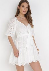 Biała Sukienka Daphlenia. Białe sukienki damskie Born2be, m, bez wzorów, z bawełny, bez kołnierzyka, bez ramiączek, mini, kopertowe. W wyprzedaży za 159.99 zł.