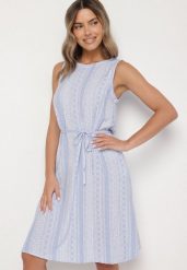 Niebieska Wiskozowa Sukienka Pudełkowa z Paskiem Ralamella. Niebieskie sukienki damskie Born2be, na co dzień, na lato, l, bez wzorów, z jeansu, eleganckie, bez kołnierzyka, bez ramiączek, midi, proste. W wyprzedaży za 71.99 zł.