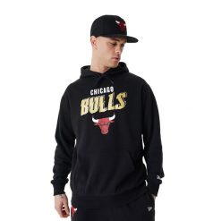Bluza męska New Era Team Script OS Hoody Chicago Bulls. Czarne bluzy bez kaptura męskie New Era, l. Za 249.99 zł.