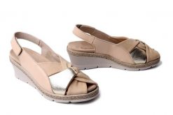 Suave 710298-08 Beżowy, sandały damskie. Brązowe sandały damskie Suave, bez wzorów, ze skóry, bez obcasa, na koturnie. Za 359.90 zł.