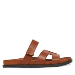 Klapki Gino Rossi. Brązowe klapki damskie Gino Rossi, bez wzorów, bez obcasa. Za 249.99 zł.