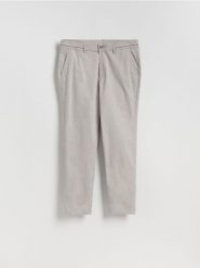 Gładkie spodnie chino slim - brązowy. Brązowe spodnie materiałowe męskie Reserved, bez wzorów, z bawełny. Za 149.99 zł.