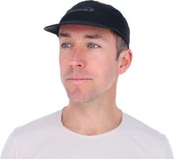 Czapka do biegania Inov-8 Airlite Cap. Czarne czapki z daszkiem damskie Inov-8, bez wzorów, ze skóry. Za 116.59 zł.
