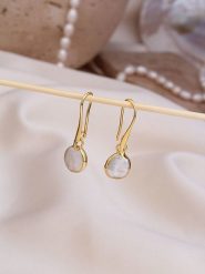 L'Atelier de Gaia Pozłacane kolczyki z masą perłową rozmiar: onesize. Białe kolczyki damskie L'Atelier de Gaia, z perłą, pozłacane, z zapięciem typu bigiel. Za 79.21 zł.