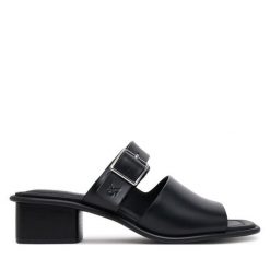 Klapki Calvin Klein Jeans. Czarne klapki damskie Calvin Klein Jeans, bez wzorów, z jeansu, bez obcasa. Za 379.99 zł.