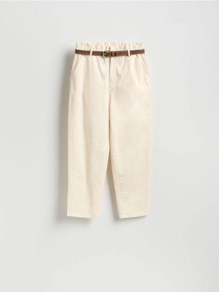 Spodnie chino z paskiem - kremowy. Białe spodnie materiałowe damskie Reserved, bez wzorów, z bawełny, klasyczne. Za 119.99 zł.