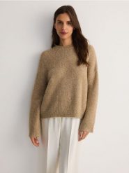 Sweter z metalizowaną nitką - złoty. Żółte swetry klasyczne damskie Reserved, l, z dzianiny, bez kołnierzyka. W wyprzedaży za 39.99 zł.