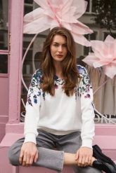 Bluza z kwiatowym printem biała. Białe bluzy bez kaptura damskie MOODO, l, z bawełny. Za 139.99 zł.