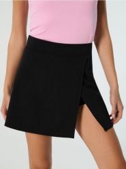 Dresowe spódnico-spodenki - czarny. Czarne szorty damskie Sinsay, bez wzorów, z dresówki. Za 39.99 zł.