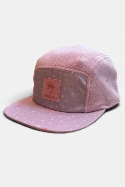 Czapka unisex dla dorosłych z polaru z 5 panelami - koralowa. Czerwone czapki z daszkiem damskie AFTER ESSENTIALS, bez wzorów, z materiału. Za 66.00 zł.