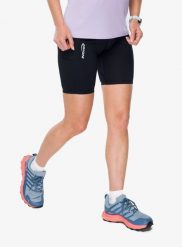 Spodenki do biegania damskie Inov-8 Active Half Tights. Czarne szorty damskie Inov-8, bez wzorów, z materiału, sportowe. Za 247.49 zł.