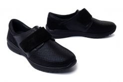 COMFORTABEL 940338-01 schwarz, półbuty damskie. Czarne półbuty damskie Comfortabel, bez wzorów, bez obcasa. Za 374.90 zł.