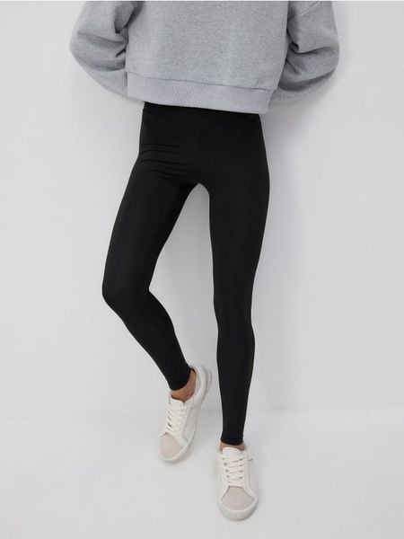 Gładkie legginsy - czarny. Czarne legginsy damskie Reserved, l, bez wzorów, z dzianiny. W wyprzedaży za 49.99 zł.