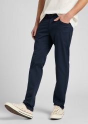 LEE DAREN ZIP FLY MĘSKIE SPODNIE MATERIAŁOWE DEEP NAVY L707TY64 112145476. Niebieskie spodnie materiałowe męskie Lee, bez wzorów, z jeansu. Za 189.99 zł.