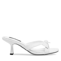 Klapki Nine West. Białe klapki damskie Nine West, bez wzorów, bez obcasa. Za 109.99 zł.