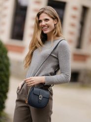 Lia Biassoni Skórzana torebka "Accesa" w kolorze granatowym - 24 x 18 x 12 cm rozmiar: onesize. Niebieskie torebki klasyczne damskie Lia Biassoni, bez wzorów, z materiału, bez dodatków. Za 273.45 zł.