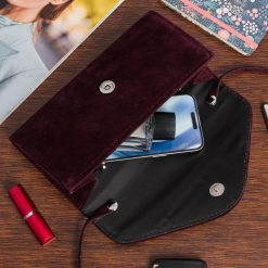 Damska Torebka Kopertówka Zamszowa Mała Beltimore burgundowa W19. Czerwone torebki wieczorowe bez wzorów, z zamszu, eleganckie, bez kołnierzyka, bez ramiączek. Za 79.90 zł.