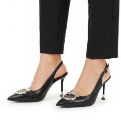 Czółenka damskie Chebello, cholewka ze skóry naturalnej z odkrytą piętą i smukłym noskiem ozdobione metaliczną klamrą osadzone na cienkim obcasie pod. Czarne czółenka damskie CheBello, z aplikacjami, ze skóry, bez obcasa, na obcasie. Za 485.90 zł.