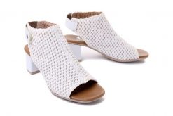RIEKER 64772-80 white, sandały damskie. Białe sandały damskie Rieker, bez wzorów, bez obcasa, na obcasie. Za 144.95 zł.