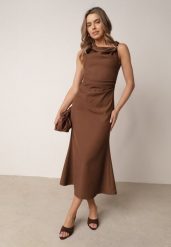 Brązowa Sukienka VICES Ozdobiona Aplikacją na Ramieniu Palleleora. Brązowe sukienki damskie Born2be, na co dzień, l, z aplikacjami, eleganckie, bez kołnierzyka, bez ramiączek, midi, proste. Za 179.99 zł.