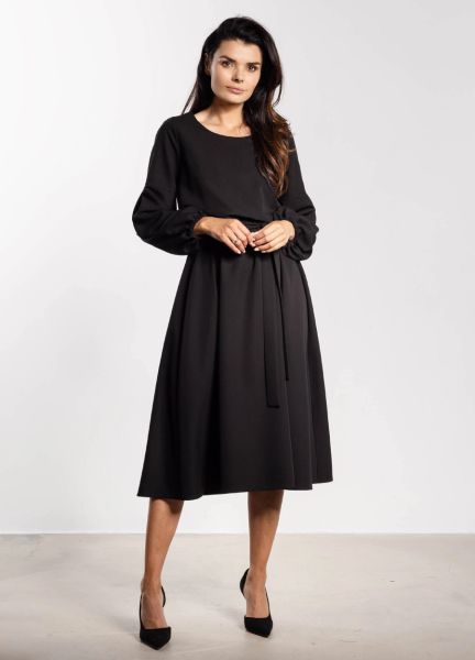 Elegancka sukienka rozkloszowana z długim rękawem czarna. Czarne sukienki damskie Infinite You, do pracy, xl, bez wzorów, biznesowe, bez kołnierzyka, bez ramiączek, rozkloszowane. Za 309.00 zł.
