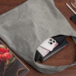 Torebka skórzana worek zamszowa damska włoska skóra naturalna szara U35. Szare torebki klasyczne damskie bez wzorów, ze skóry, zamszowe, bez dodatków. Za 139.99 zł.