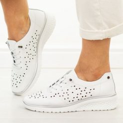 Białe skórzane ażurowe półbuty damskie Filippo Dp6714/26. Białe półbuty damskie Filippo, w ażurowe wzory, z jeansu, z okrągłym noskiem, bez obcasa, na koturnie. Za 219.00 zł.
