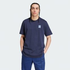Koszulka Ajax Amsterdam Seasonal Graphic. Niebieskie t-shirty sportowe męskie Adidas, s, bez ramiączek, do piłki nożnej. W wyprzedaży za 118.30 zł.