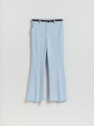 Spodnie flare z paskiem - jasnoniebieski. Niebieskie spodnie materiałowe damskie Reserved, bez wzorów, z tkaniny. Za 139.99 zł.