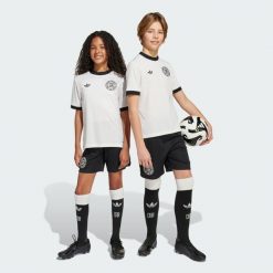 Szorty Germany Anniversary. Białe szorty damskie Adidas, z aplikacjami, z materiału, klasyczne, z standardowym stanem. Za 180.65 zł.