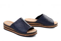 RIEKER 62905-14 blue, klapki damskie. Niebieskie klapki damskie Rieker, bez wzorów, bez obcasa, na koturnie. Za 217.43 zł.
