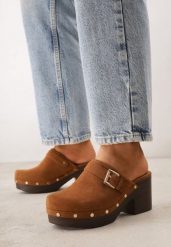 Brązowe Klapki Chodaki na Słupku z Imitacji Drewna Zdobione Nitami i Sprzączką Salona. Brązowe klapki damskie Born2be, z aplikacjami, bez obcasa, na obcasie. Za 109.99 zł.