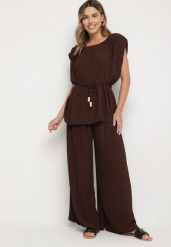 Brązowy Komplet Bluzka z Wiązanym Paskiem i Szerokie Spodnie Dolarea. Brązowe spodnie materiałowe damskie Born2be, z aplikacjami, eleganckie. Za 159.99 zł.