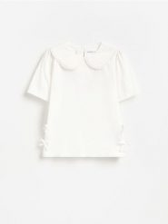 T-shirt z kołnierzykiem - złamana biel. Koszulki dziewczęce Reserved, bez wzorów, z bawełny, bez ramiączek. Za 45.99 zł.