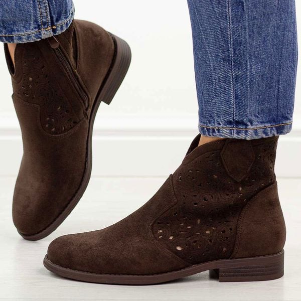 Brązowe zamszowe ażurowe botki damskie S.Barski 8026. Brązowe botki damskie S.BARSKI, na jesień, z jeansu, eleganckie, z okrągłym noskiem, bez obcasa, na płaskiej podeszwie, bez zapięcia. Za 229.00 zł.