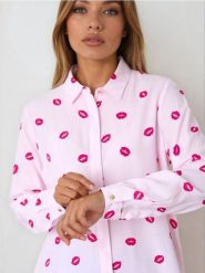 Koszula z długim rękawem we wzory - różowy. Czerwone koszule damskie Sinsay, l, bez wzorów, bez kołnierzyka, bez ramiączek. Za 29.99 zł.