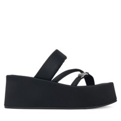 Japonki Juicy Couture. Czarne klapki damskie Juicy Couture, bez wzorów, bez obcasa. Za 229.99 zł.