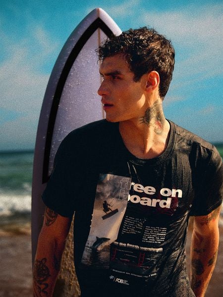 4F T-shirt regular z nadrukiem męski - czarny S. Czarne t-shirty męskie 4f, na lato, m, bez wzorów, z materiału, bez kołnierzyka. W wyprzedaży za 39.99 zł.