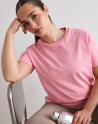 Damski T-shirt pudełkowy, z bawełny organicznej, haftowane logo Boxy różowy. Brązowe t-shirty damskie Aim'n, s, bez wzorów, z bawełny, bez kołnierzyka. Za 148.00 zł.