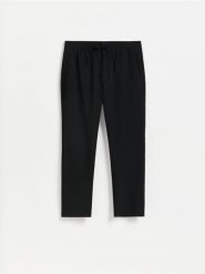 Spodnie jogger - czarny. Czarne spodnie materiałowe męskie Reserved, bez wzorów, z tkaniny. Za 149.99 zł.